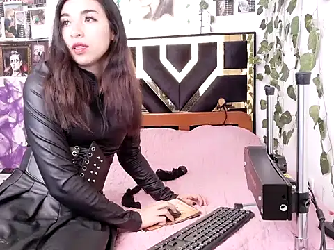 lucywhite13 online show from November 2025 04:18:02 PM