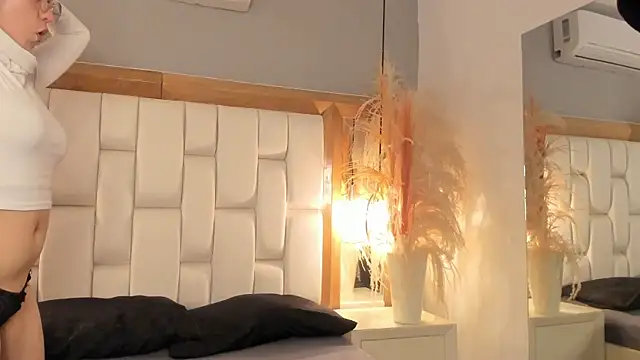 Daphne And Roger online show from September 2025 11:32:02 AM