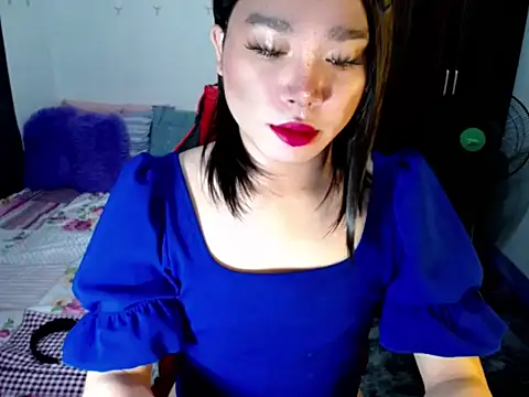 Urassiansweetcummer online show from September 2025 12:44:01 AM