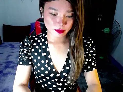 Urassiansweetcummer online show from November 2025 12:27:01 PM