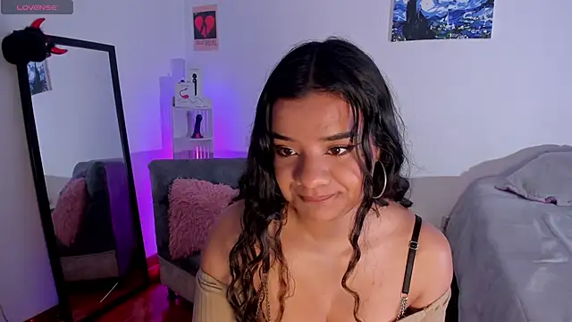 Snapshot of Shophie_thoopson chatting on May 2026 08:28:01 PM Shophie thoopson online show from May 2026 08:28:01 PM