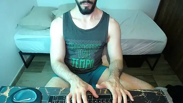 Snapshot of bossking017 chatting on April 2026 08:06:02 PM bossking017 online show from April 2026 08:06:02 PM