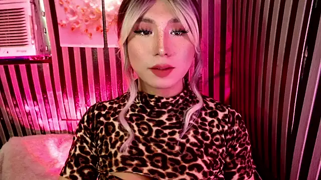 UrhotlucyTS online show from April 2026 06:22:01 AM