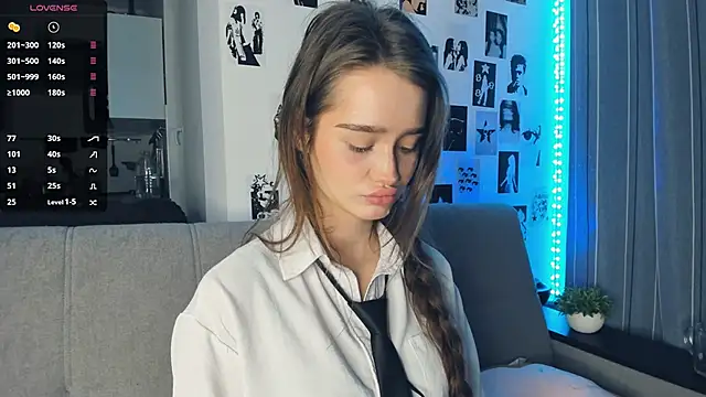 lovelyalivia online show from November 2025 09:32:01 AM