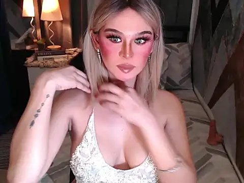 Snapshot of superhotangelxx chatting on April 2026 12:14:02 AM superhotangelxx online show from April 2026 12:14:02 AM
