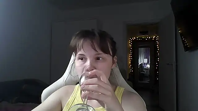 Snapshot of Qaynii chatting on September 2025 08:30:01 PM Qaynii online show from September 2025 08:30:01 PM