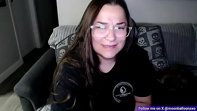 Snapshot of MoonBalloons chatting on November 2025 03:42:02 AM MoonBalloons online show from November 2025 03:42:02 AM