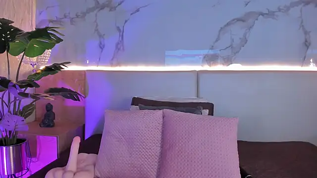 ValSmith  online show from October 2025 03:40:01 AM