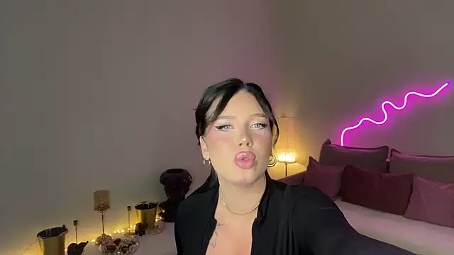 Snapshot of mistress_of_hearts chatting on May 2026 07:56:02 PM mistress of hearts online show from May 2026 07:56:02 PM