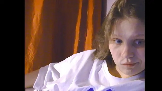 Snapshot of Lunliss chatting on April 2026 07:33:02 PM Lunliss online show from April 2026 07:33:02 PM