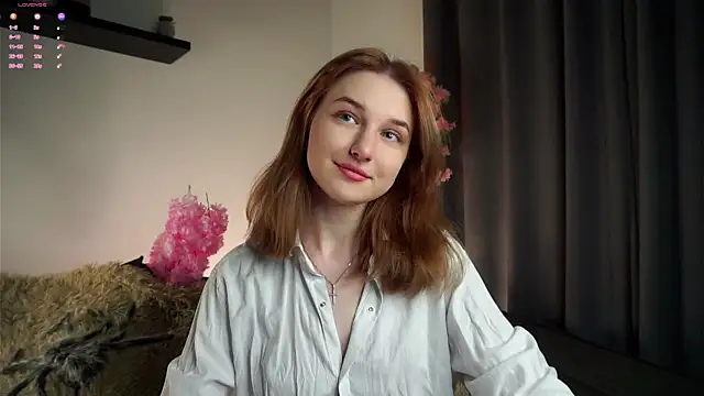 Snapshot of EasterBonney chatting on November 2025 11:21:01 AM EasterBonney online show from November 2025 11:21:01 AM