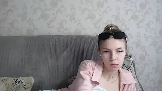 Snapshot of HitGyrl chatting on May 2026 01:03:02 AM HitGyrl online show from May 2026 01:03:02 AM