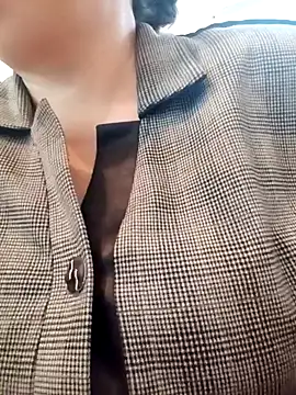 Snapshot of Uzhili chatting on October 2025 12:07:02 PM Uzhili online show from October 2025 12:07:02 PM