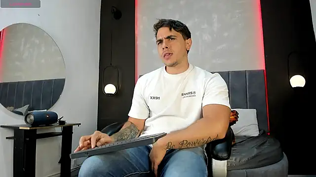 Snapshot of Liam_walk_ chatting on October 2025 08:06:02 PM Liam walk online show from October 2025 08:06:02 PM