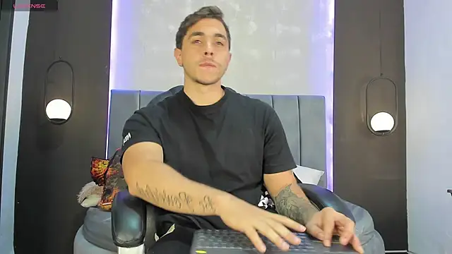 Snapshot of Liam_walk_ chatting on October 2025 09:04:02 PM Liam walk online show from October 2025 09:04:02 PM