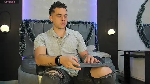 Liam walk  online show from November 2025 09:36:02 PM