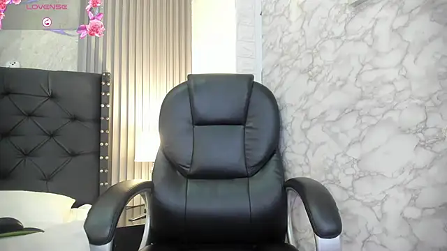 Snapshot of andrea__hills chatting on September 2025 07:03:02 PM andrea hills online show from September 2025 07:03:02 PM