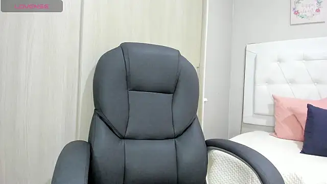 Snapshot of andrea__hills chatting on October 2025 07:23:02 PM andrea hills online show from October 2025 07:23:02 PM