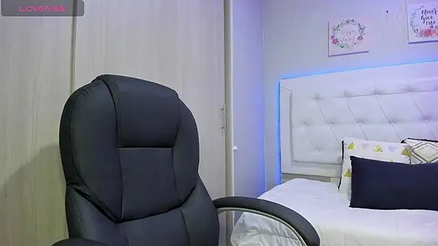 Snapshot of andrea__hills chatting on October 2025 07:03:01 PM andrea hills online show from October 2025 07:03:01 PM