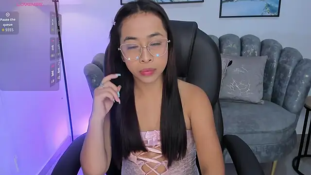 July Adams online show from November 2025 05:40:01 AM