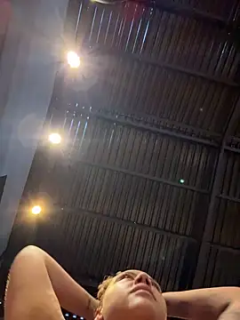 Chloe Leaozinho online show from February 2026 04:03:02 PM