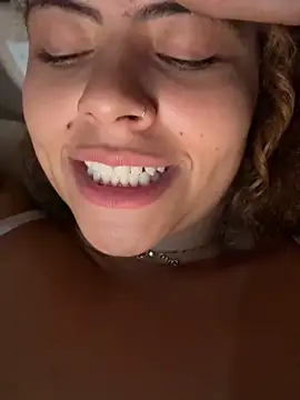 Chloe Leaozinho online show from May 2026 11:45:02 PM