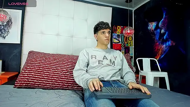 Matteo12  online show from September 2025 04:01:02 AM