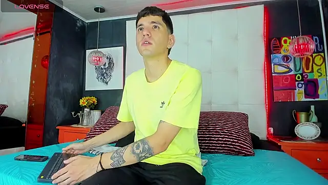 Matteo12  online show from October 2025 09:43:02 PM