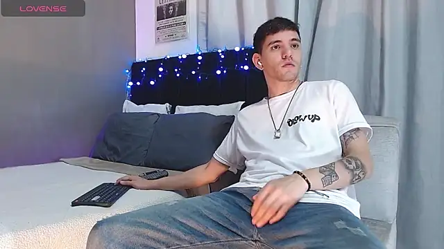 Matteo12  online show from November 2025 04:45:02 AM