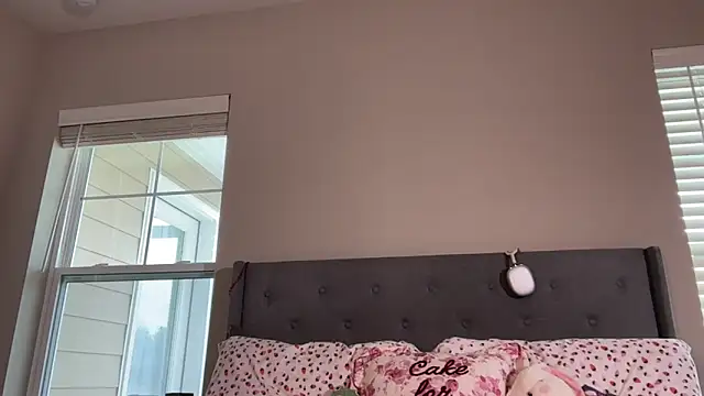 anamira1 online show from April 2026 05:00:01 PM