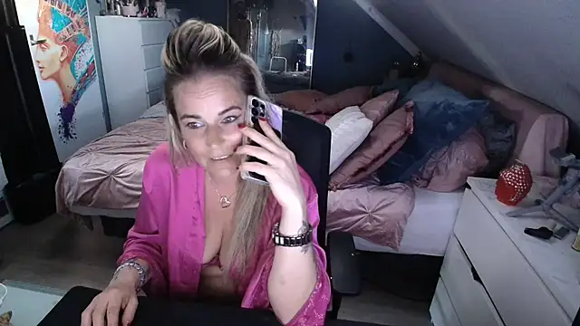 Snapshot of Mrs-Aurora chatting on April 2026 06:10:02 PM Mrs-Aurora online show from April 2026 06:10:02 PM