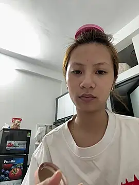 Snapshot of Lil-Gi chatting on May 2026 10:00:01 AM Lil-Gi online show from May 2026 10:00:01 AM