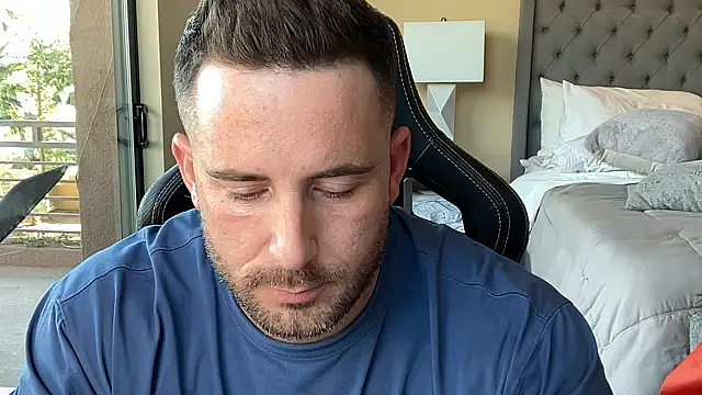 brettmycles28 online show from November 2025 09:48:02 PM