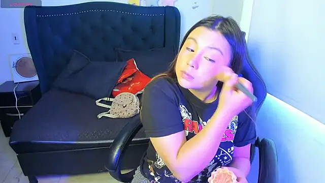 LucyPetit online show from November 2025 01:33:02 PM