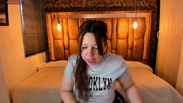 Isa Thompson   online show from October 2025 12:06:01 PM