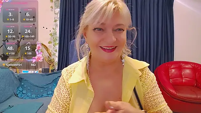 Snapshot of HypnotikCate chatting on January 2025 03:45:01 AM HypnotikCate online show from January 2025 03:45:01 AM