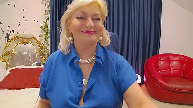 Snapshot of HypnotikCate chatting on March 2025 03:39:01 AM HypnotikCate online show from March 2025 03:39:01 AM