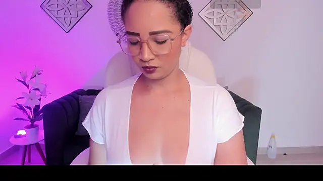 Snapshot of Sharon_breezee chatting on October 2025 03:53:01 AM Sharon breezee online show from October 2025 03:53:01 AM