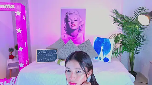 Snapshot of LUNAA___ chatting on May 2026 03:25:02 AM LUNAA online show from May 2026 03:25:02 AM