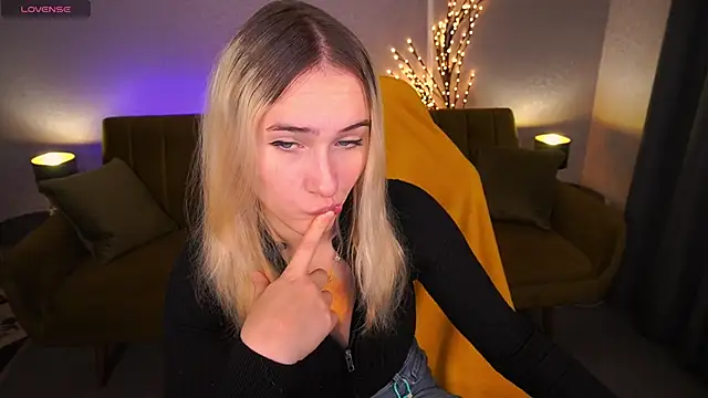 LilElfie online show from November 2025 01:44:02 PM