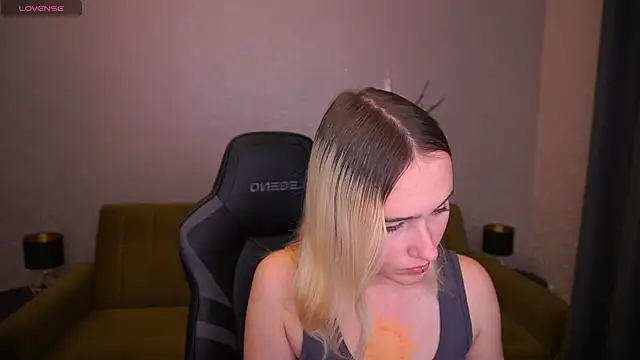 LilElfie online show from November 2025 02:28:01 PM