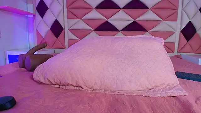 Snapshot of valecastro_ chatting on September 2025 07:18:02 PM valecastro  online show from September 2025 07:18:02 PM