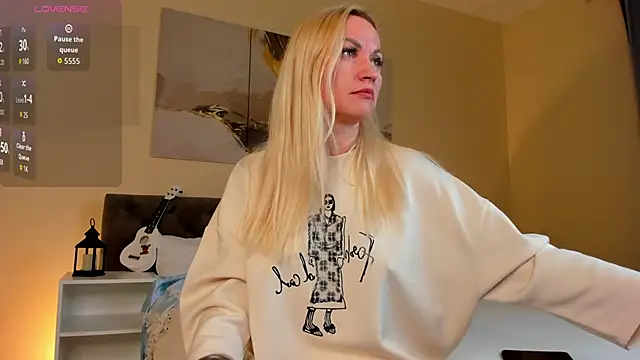 KiraSun online show from October 2025 12:06:01 PM