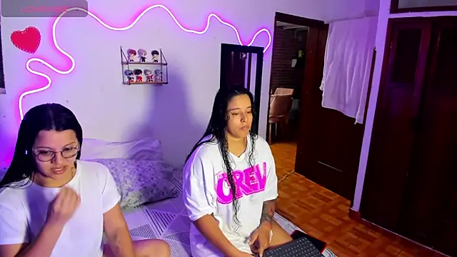 Snapshot of Dilan_and_Mia chatting on May 2026 12:19:02 AM Dilan and Mia online show from May 2026 12:19:02 AM