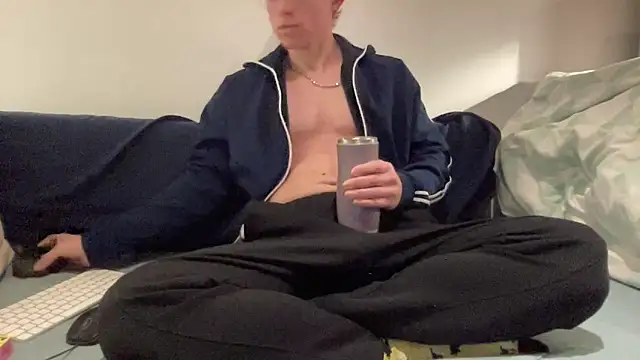 Snapshot of ee_000 chatting on October 2025 05:30:01 PM ee 000 online show from October 2025 05:30:01 PM