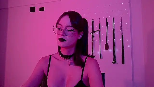 Snapshot of nina_kink chatting on May 2026 11:35:01 PM nina kink online show from May 2026 11:35:01 PM