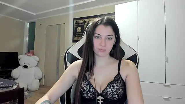 EmiLovsi online show from November 2025 09:31:02 PM