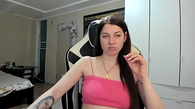 EmiLovsi online show from April 2026 07:44:01 PM