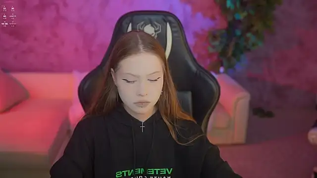 Snapshot of Esmie_Smile chatting on September 2025 02:28:01 PM Esmie Smile online show from September 2025 02:28:01 PM