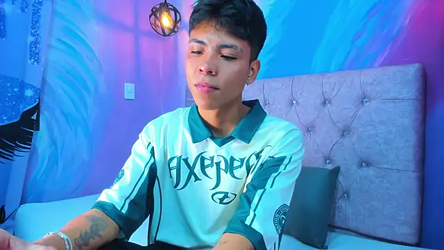 Snapshot of MaxiWildd chatting on May 2026 01:19:01 PM MaxiWildd online show from May 2026 01:19:01 PM